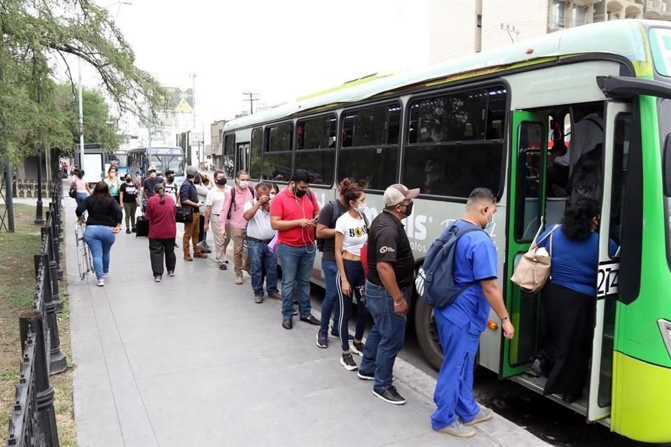 Decenas de usuarios esperan para subir a una unidad abarrotada, en la Alameda.