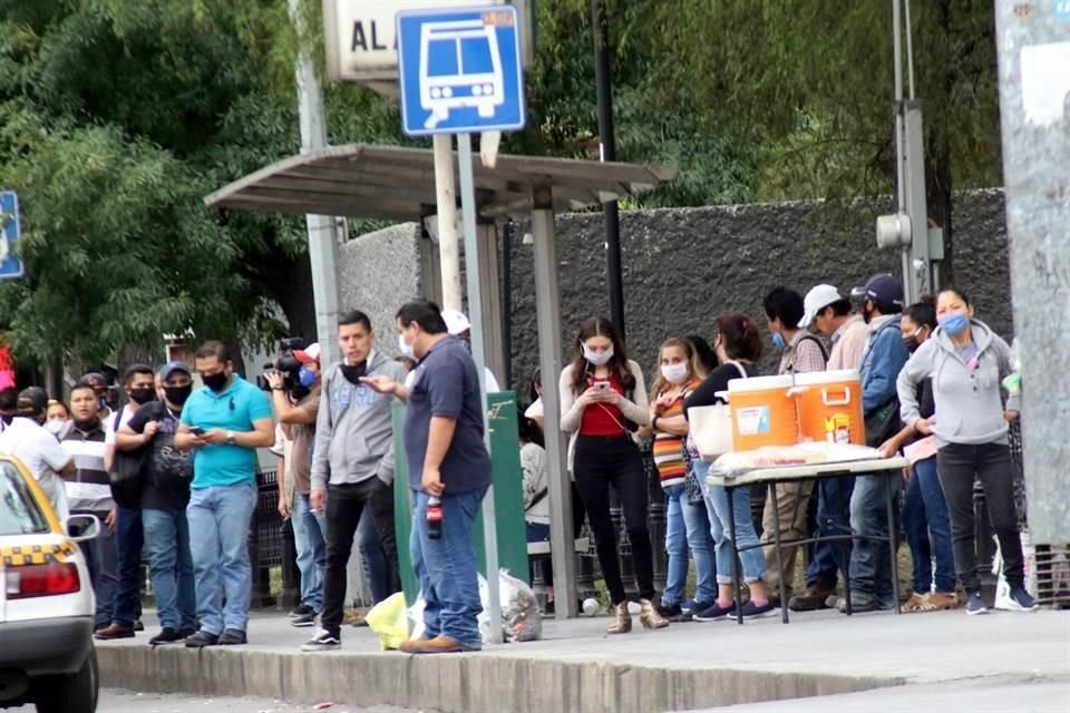 La gente esperando en las paradas de camión no podía respetar la sana distancia.