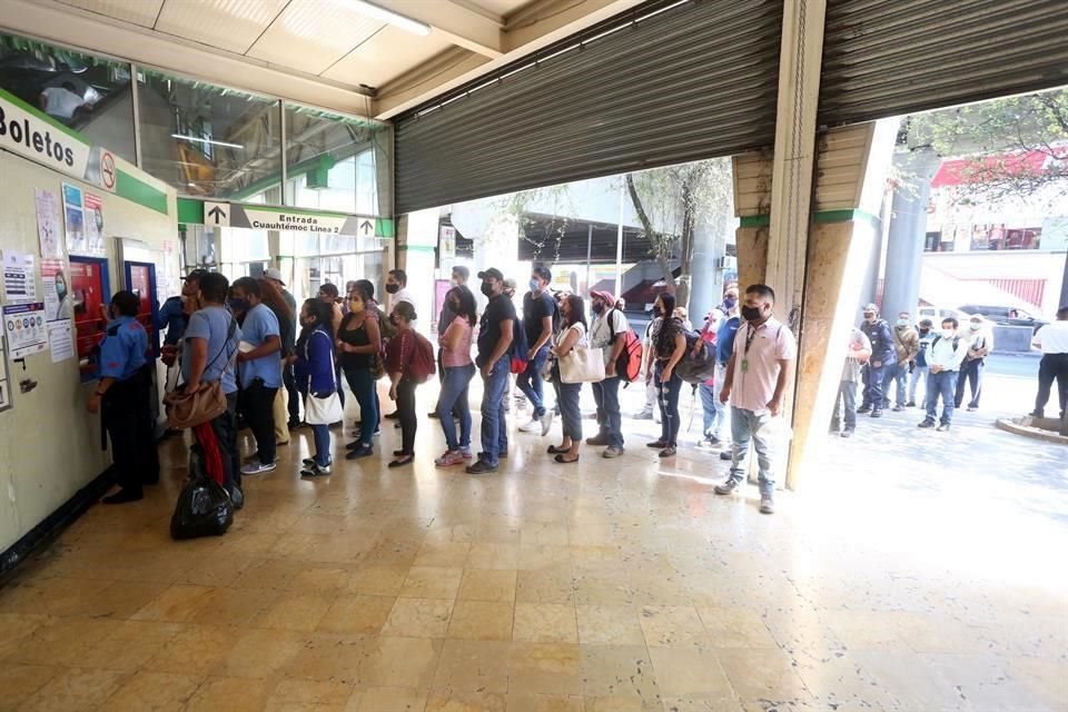 La gente esperando entrar al Metro no respera la sana distancia.