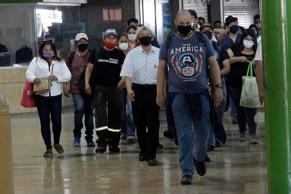 Decenas de personas se aglomeraron en las estaciones del Metro.