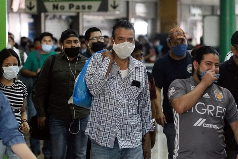 Entre las 16:00 y 16:30 horas, los vagones lucieron repletos de gente que tampoco guardó distancia.