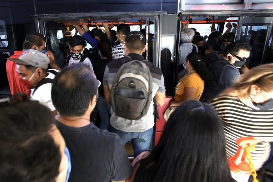 'Llevo una hora de retraso', dijo Raúl Martínez mientras esperaba la ruta 130. 'Trabajo de guardia en San Pedro; en el trabajo no sé si saben, a ver si me lo creen'.