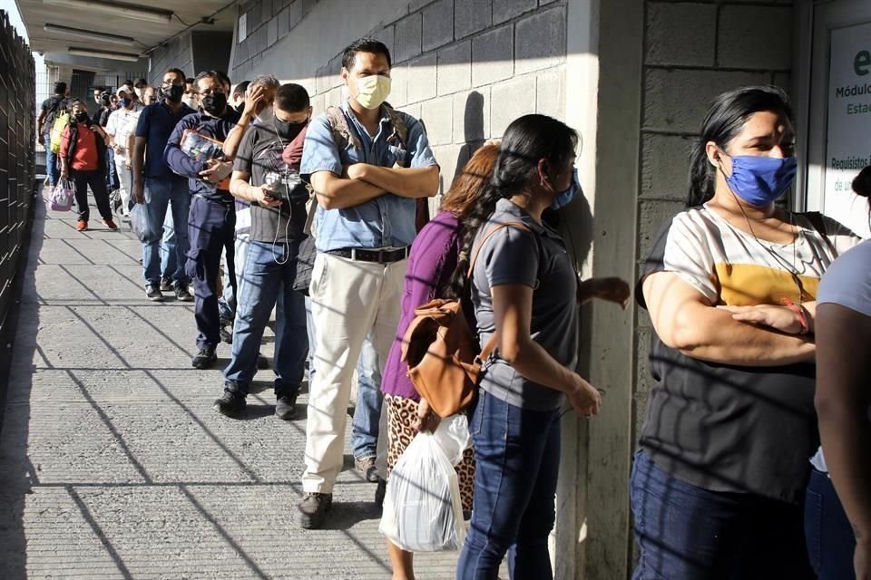 Panoramas similares se observaron en diversas estaciones de Ecovía, como en Mitras, donde había más de 100 usuarios haciendo fila para abordar las unidades.