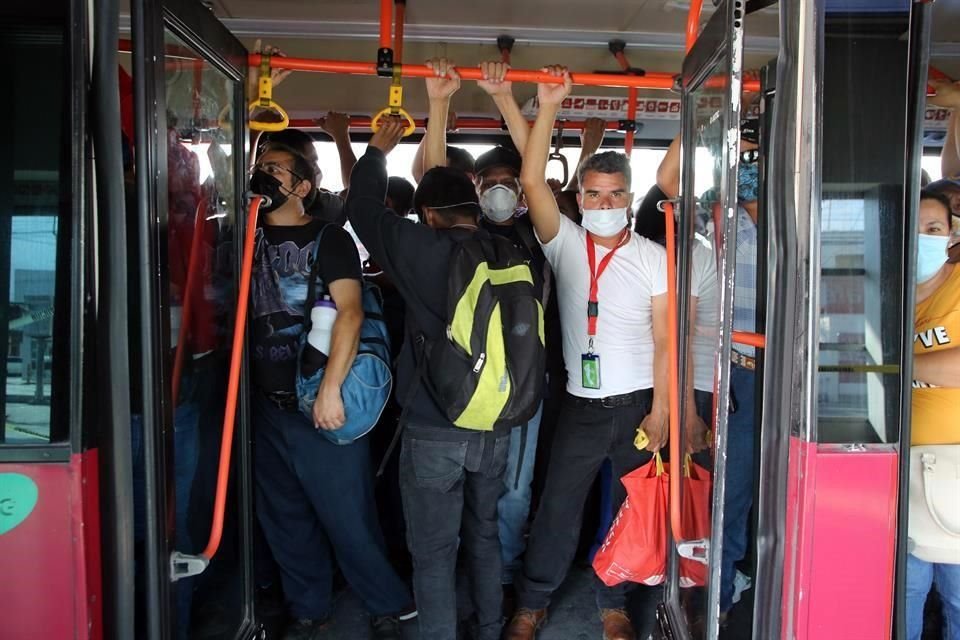 Las unidades de Ecovía no se dieron abasto en diversas estaciones, lo que generó molestia.