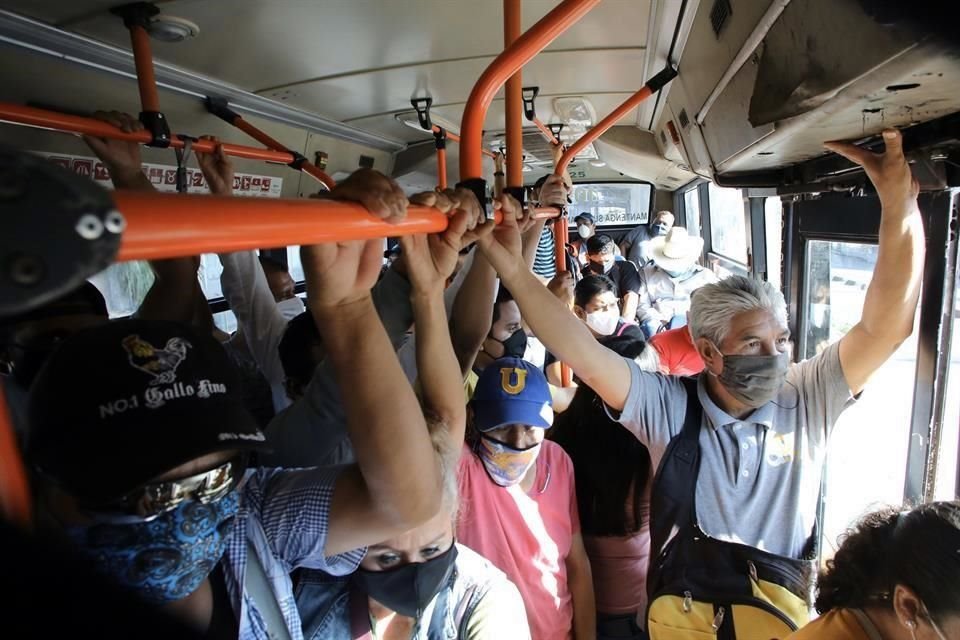 De hecho, a bordo de las unidades los usuarios iban completamente amontonados.