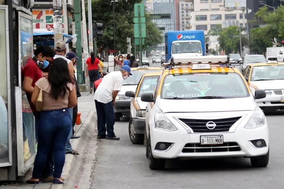 Los usuarios denunciaron aumentos desproporcionados en las tarifas de taxis que circularon cerca de la Alameda.