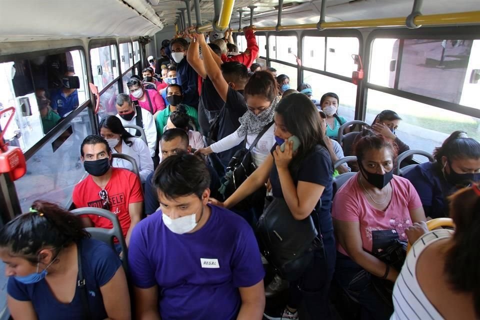 Usuarios no guardaron sana distancia en camiones urbanos que se vieron rebasados en horas pico.