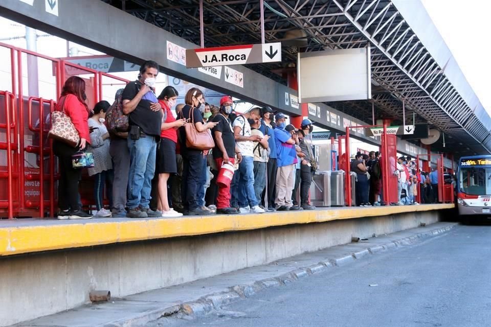 En la Estación Talleres del Metro se observaron largas filas de usuarios formados para abordar las unidades de Transmetro