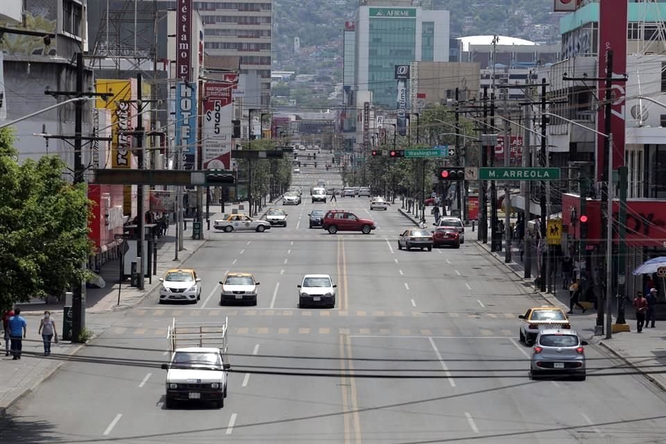 La Avenida Juárez, corredor histórico del transporte urbano, lució sin camiones gran parte del día.