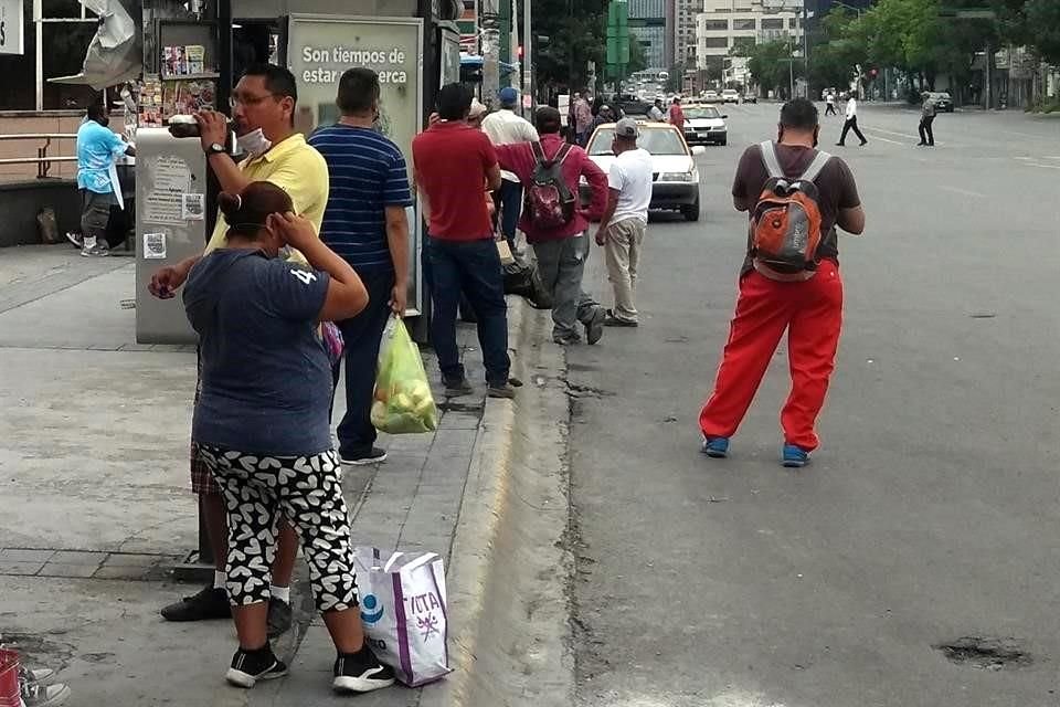 Ya sin transporte, usuarios estuvieron a la expectativa, como en la en la Avenida Cuauhtémoc.