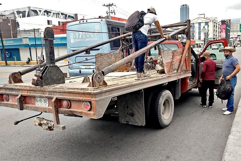 Ante la falta de camiones, trabajadores reciben un aventón en la Avenida Pino Suárez.