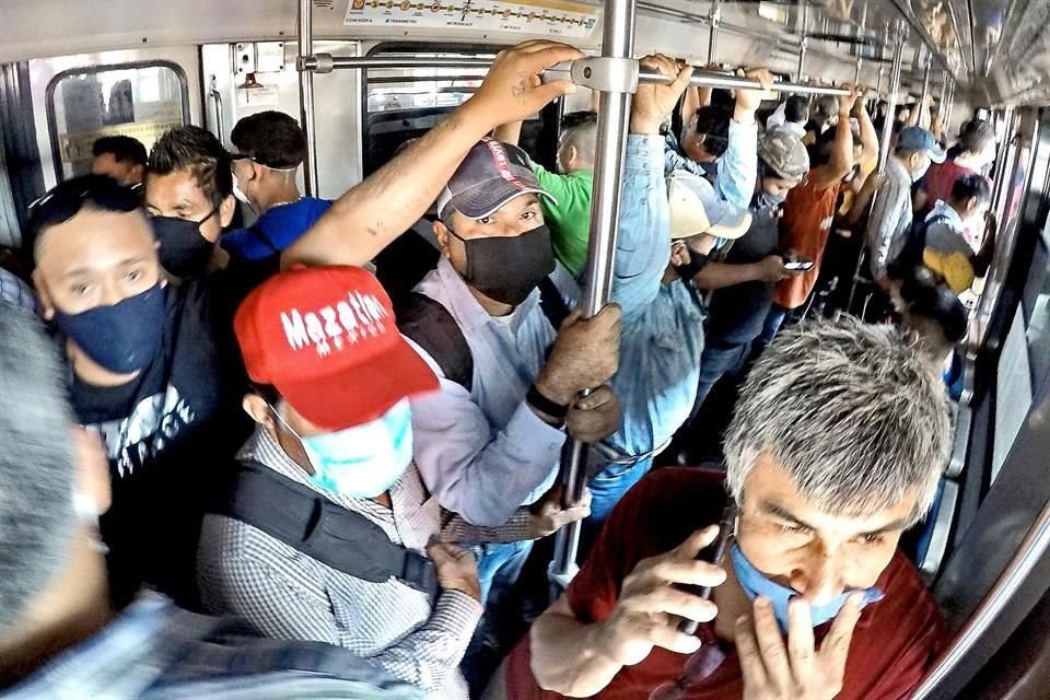 Contrario a lo que se pretendía, el Metro (foto) y camiones elevaron los riesgos de contagio de Covid-19 por la saturación de pasajeros.