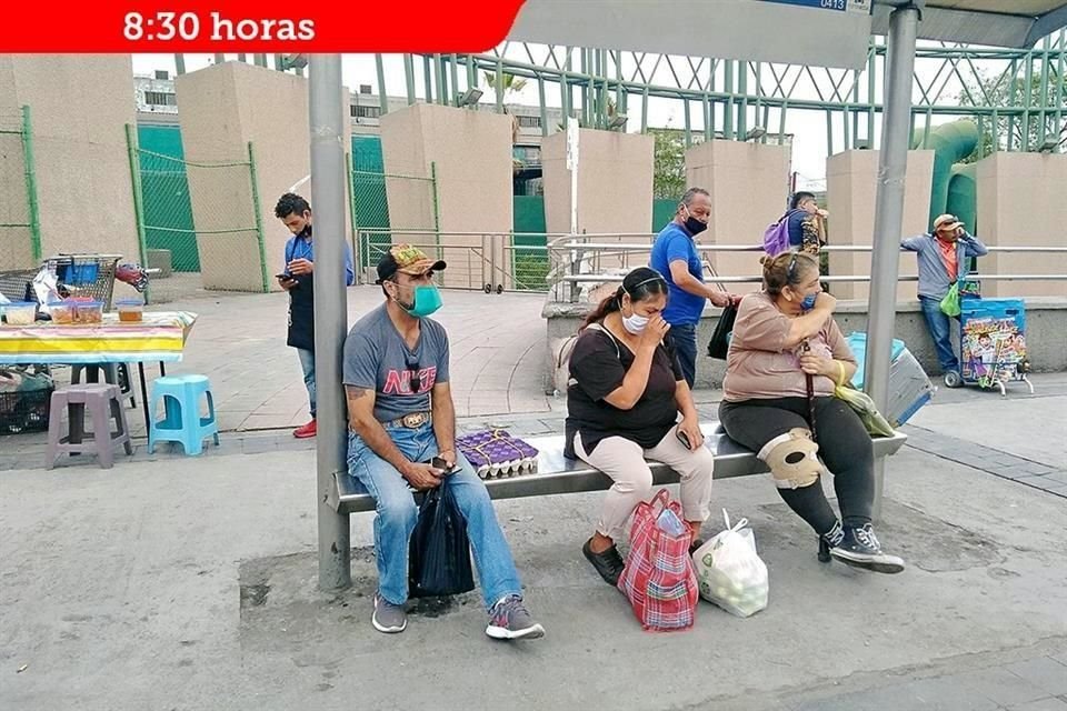 Aunque llegó antes de la hora límite, Carmen Díaz perdió el camión que la llevaría a su casa, en Apodaca.
