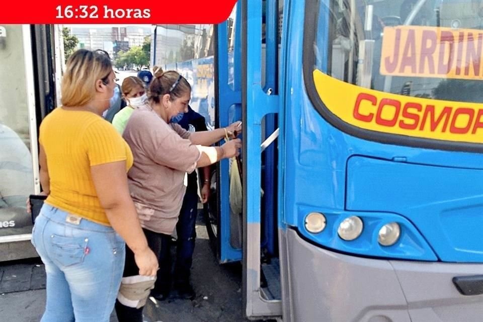 Al subir la temperatura, la mujer se levantaba a la sombra para esperar la unidad de la Ruta 88, que llegó ocho horas después.