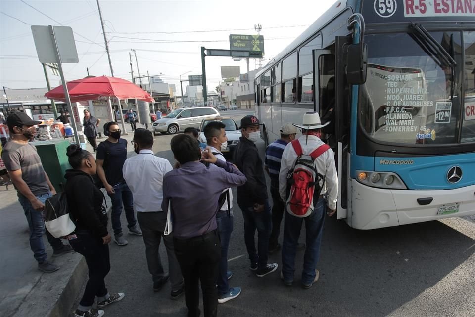 Por segundo día consecutivo, se registran aglomeraciones en el Metro, Ecovía y en paradas de camiones por las restricciones en el servicio.