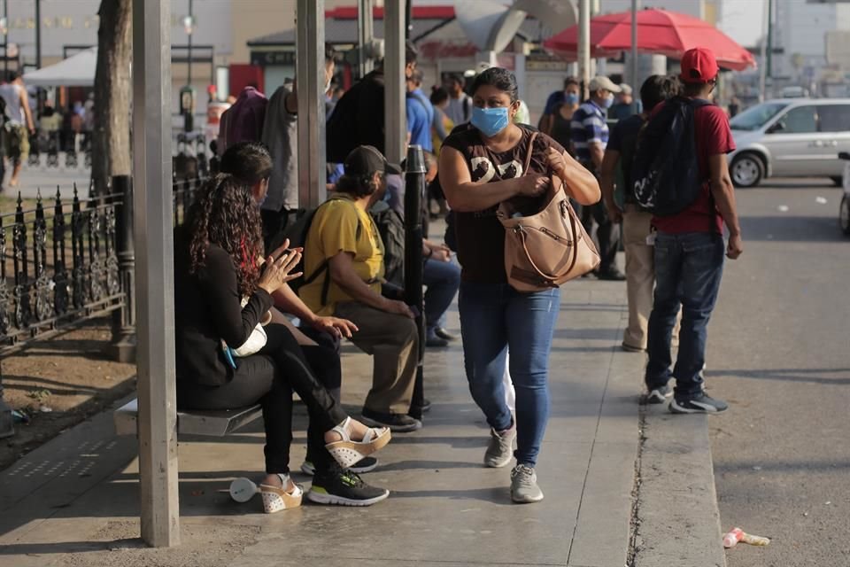 La alta demanda en el servicio de transporte público, sumado a la restricción de horarios que ordenó el Estado, provocó aglomeraciones en paradas de camión y en estaciones del Metro y Ecovía.