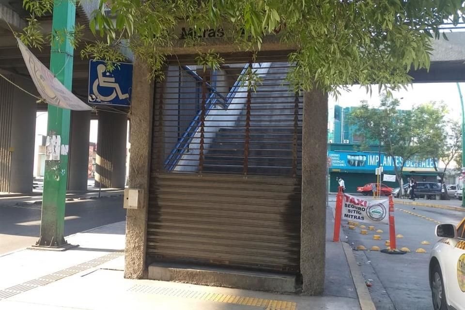 La Estación Mitras del Metro bajó sus cortinas puntualmente a las 9:00 horas.