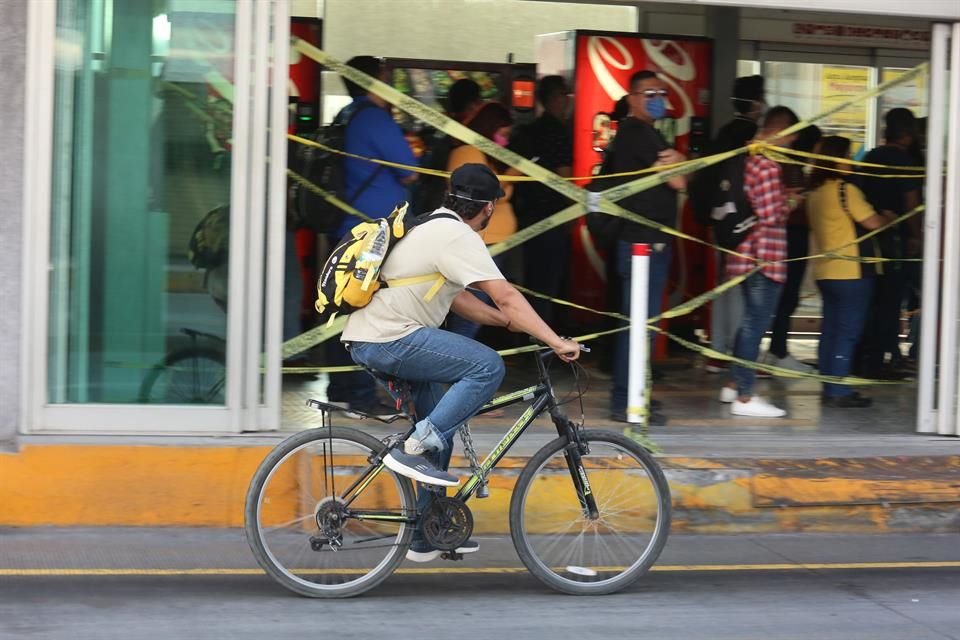 En la Estación Mitras de Ecovía, que también es enlace con la Línea 1 del Metro, la sana distancia fue una misión imposible.