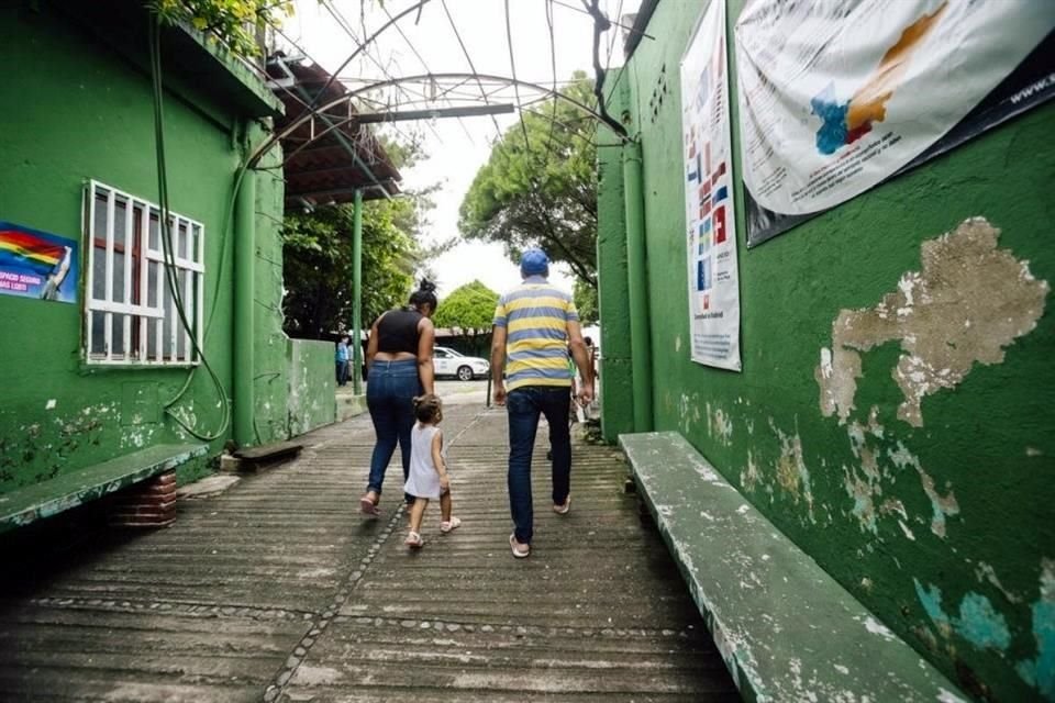 Una familia saliendo de un centro para personas refugiadas y solicitantes de asilo en Tapachula, Chiapas.