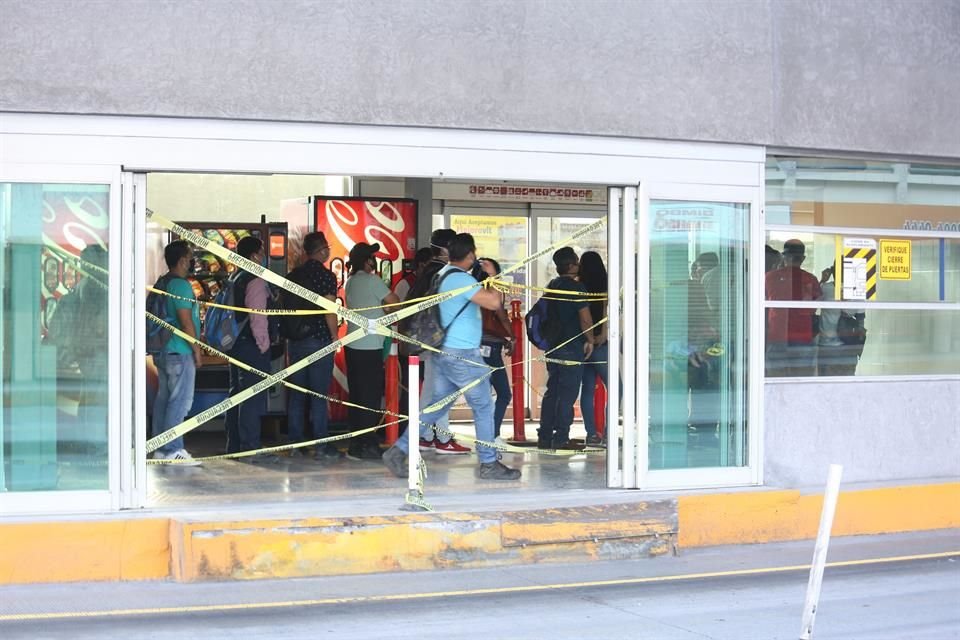 En cada fila se observó al menos 30 personas que no guardaban ni 30 centímetros de distancia entre una y otra.