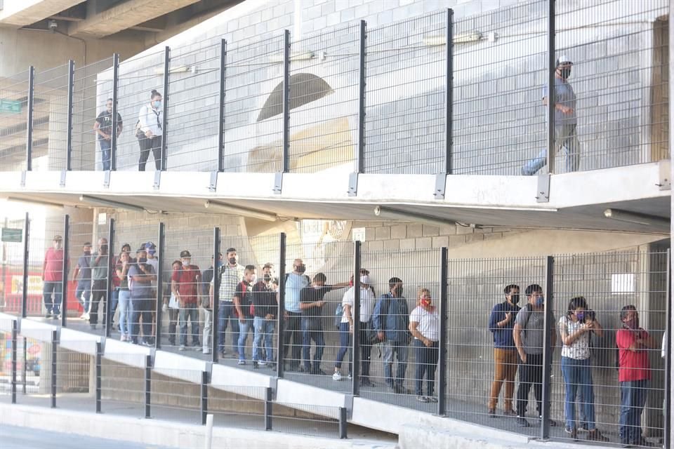 Las filas de usuarios se extendieron del interior de la estación hacia el pasillo que desciende del Metro.