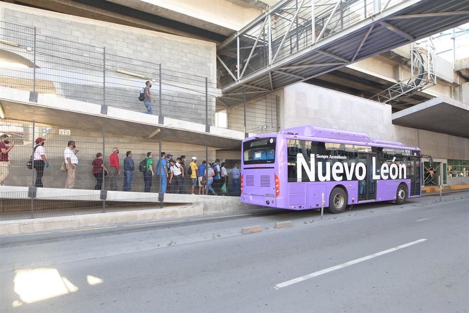 Cuando las unidades llegaban, los usuarios además tenían que esperar a la salida de los otros pasajeros, lo que agravó las aglomeraciones. 