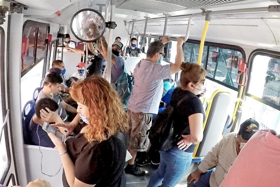 Una unidad del Transmetro Talleres-Cabezada-Alianza iba llena a las 15:25 horas.