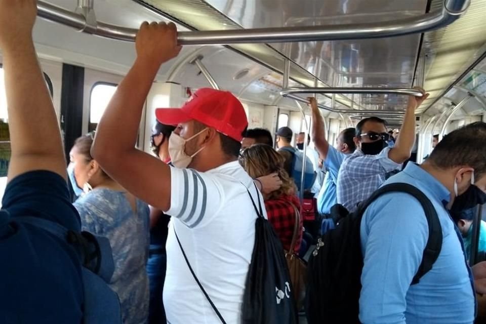 El Metro volvió a registrar esta mañana aglomeraciones de usuarios, pese a las medidas tomadas por el Gobierno estatal.