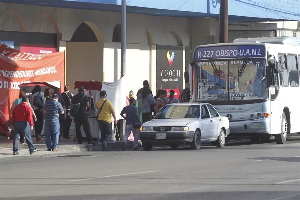 En cuanto a las paradas de camión, estas lucieron con menos gente que los dos días anteriores luego de que se incrementó la frecuencia de paso de los camiones.