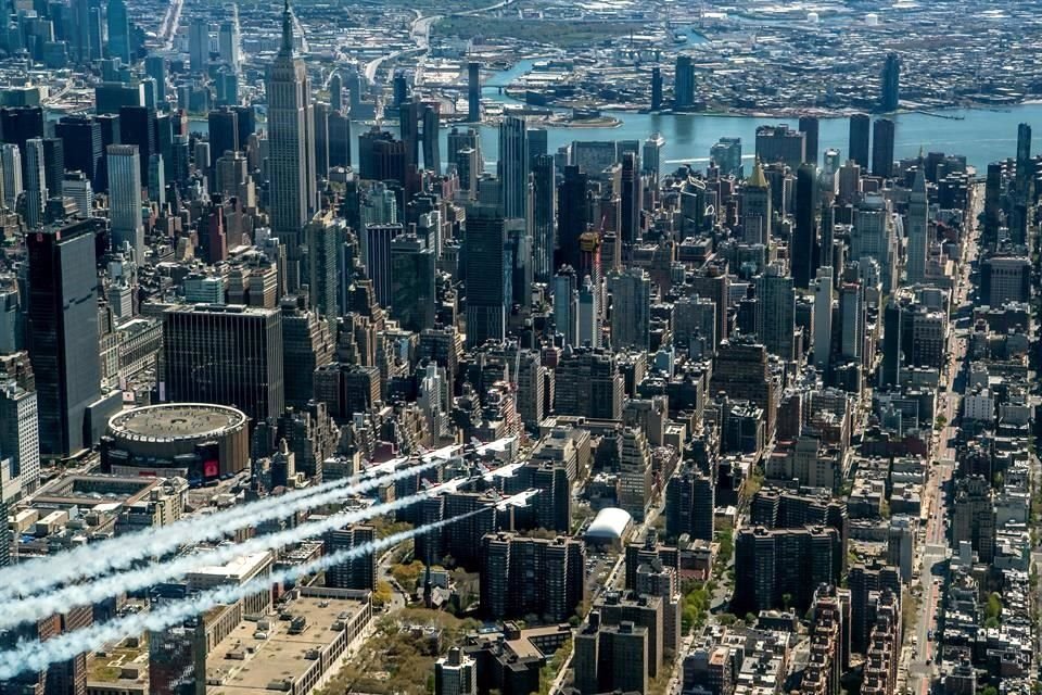 Un equipo de la Fuerza Aérea realiza una demostración sobre Nueva York, ciudad considerada santuario para migrantes.