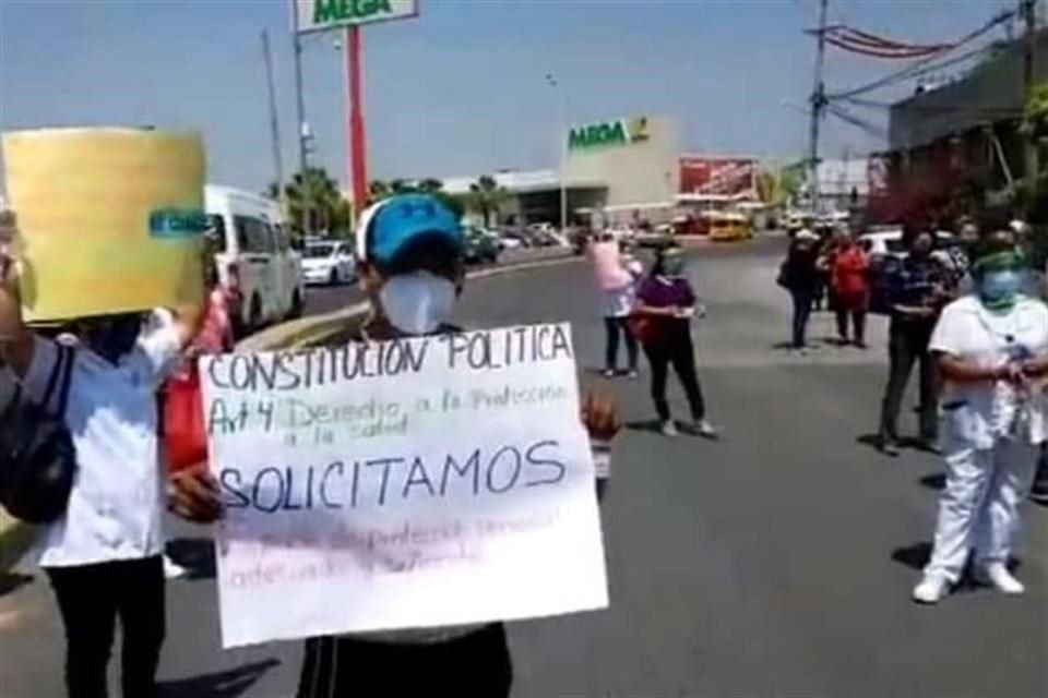 Los inconformes se manifestaron afuera de las instalaciones cargando cartulinas en la que reclaman las malas condiciones en las que trabajan.