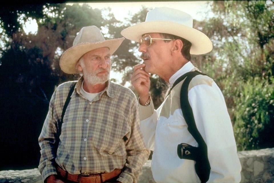 El actor Héctor Alterio y Gabriel Retes en una escena de Un Dulce Olor a Muerte, rodada en Carranco, San Luis Potosí, en 1998.