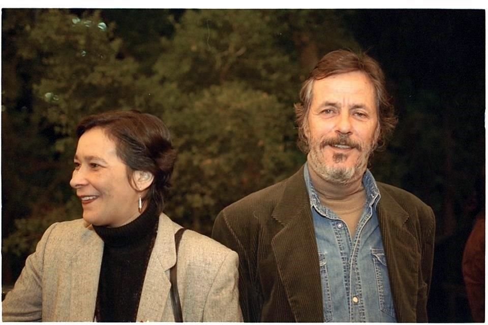 Mancuerna creativa: la actriz y codirectora Lourdes Elizarrarás con Gabriel Retes durante la premier de Un Dulce Olor a Muerte en la Ciudad de México en el año 2000.