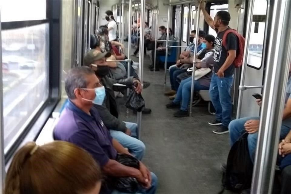  Los andenes y vagones del Metro ayer lucieron con menos aglomeraciones de pasajeros.