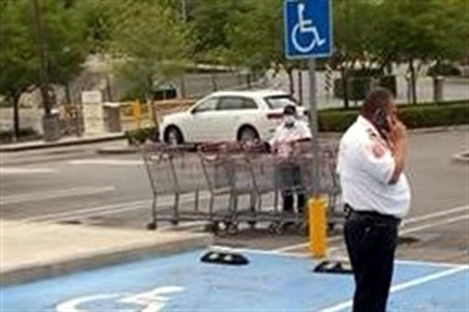 Narró que acudió al supermercado acompañado por su mamá en una camioneta Audi Q7.