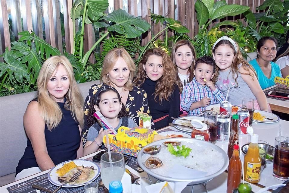 Marcela Ayala. REUNIRSE CON SUS SERES QUERIDOS. Aparecen: Marcela Ayala, Natalia Lozano, Lily Ayala, Lily Pierce, Deborah Pierce, Alejandro Lozano y Fernanda Lozano.