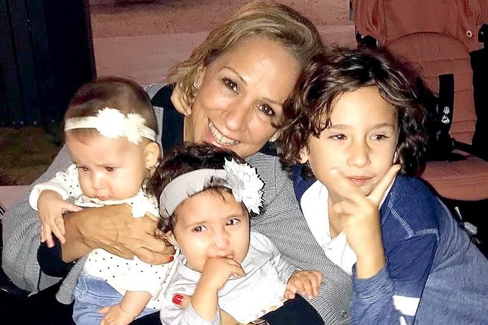 Gina Manautou de Maiz. ABRAZAR Y DAR BESOS A MIS HIJOS Y NIETOS.