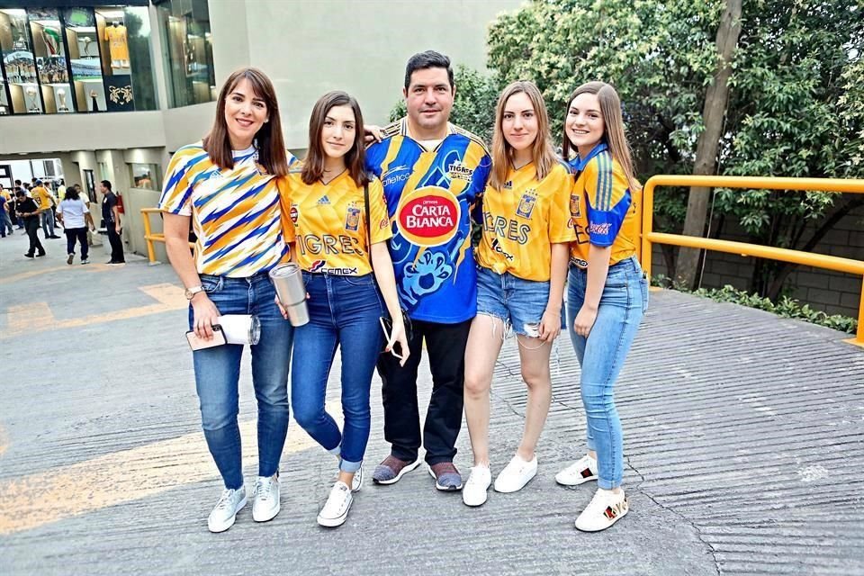 Alejandro 'Cano' Vega. APOYAR A TIGRES. Aparecen: Ivonne Martínez de Vega, Michelle Vega, Alejandro 'Cano' Vega, Ivonne Vega y Paulina Vega