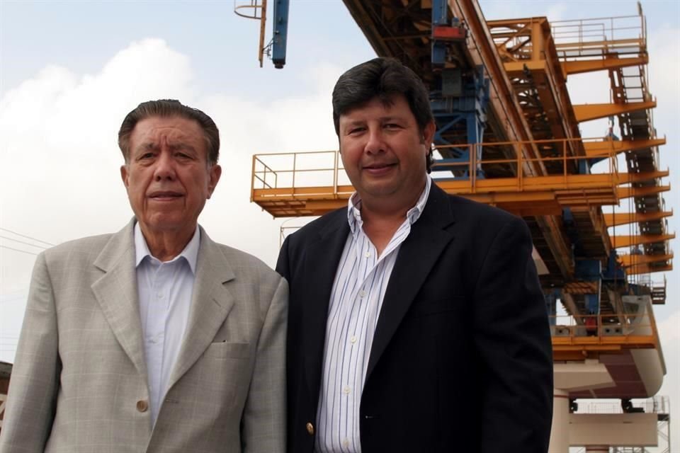 La ampliación de la Línea 2 del Metro estuvo a cargo de su empresa. Aquí con su hijo José María Garza Treviño durante los trabajos de construcción