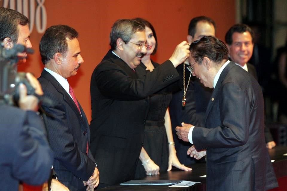 El entonces Gobernador del Estado, Natividad González Parás, le entregó en 2009 el Reconocimiento al Mérito Cívico, 'Presea Estado de Nuevo León 2008', a José María Garza Ponce