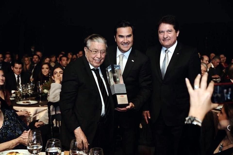 En diciembre de 2019 Garza Ponce recibió el premio 'Cimientos de Infraestructura' por su contribución al desarrollo de Nuevo León y de México, por parte de la CMIC NL