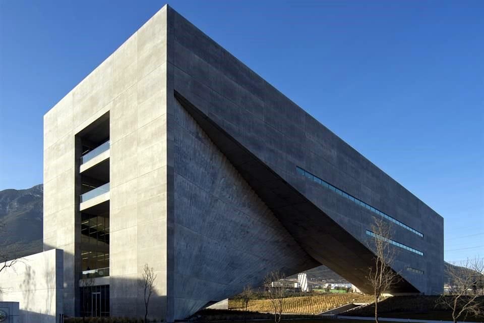 El Centro Roberto Garza Sada, localizado en la UDEM y diseñado por el arquitecto japonés, Tadao Ando, se suma a una de las construcciones en las que participó