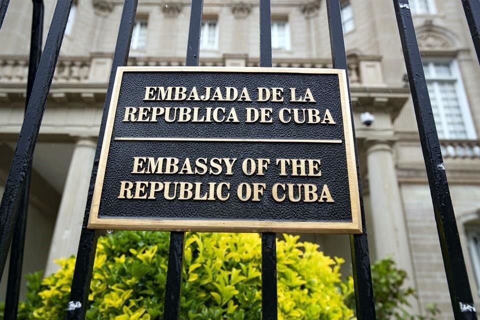 Tras un ataque con disparos a la Embajada de Cuba ante EU, la Policía indaga el hecho como un posible delito de odio, según un reporte.