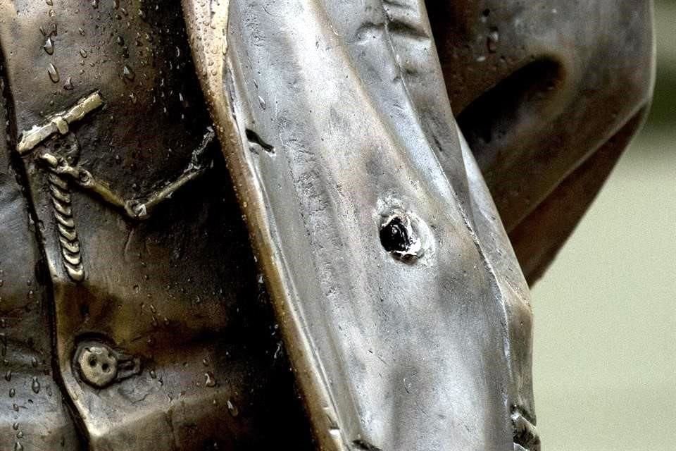 Un impacto de bala visible en la estatua de José Martí.