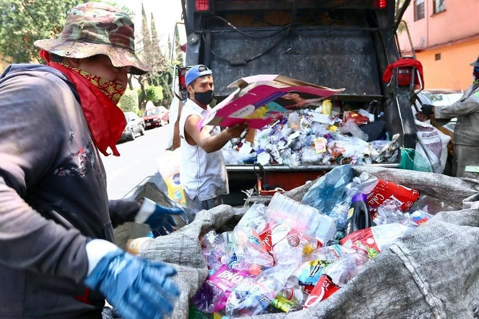 Unas 10 mil personas viven de las propinas que recolectan de recoger basura y de la venta de materiales reciclables.