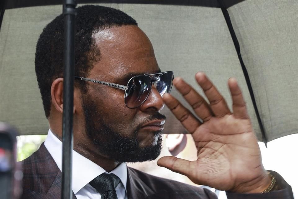 En la acusación contra R. Kelly se detalla que una de las supuestas víctimas era menor de edad y la otra una mujer adultas, expuestas al herpes por culpa del cantante.