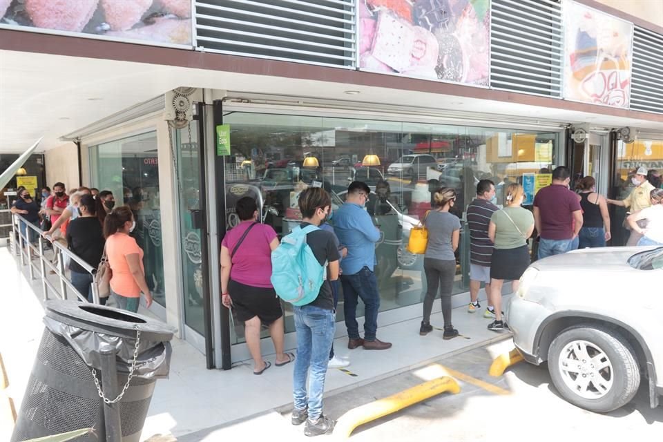 Otro de los negocios que registró aglomeraciones fue la Panadería San José, en Guadalupe.  