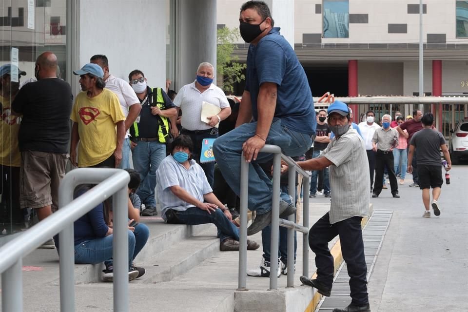 En la sucursal de Calzada Madero y Villagómez, algunos clientes tuvieron que esperar hasta dos horas para ingresar.