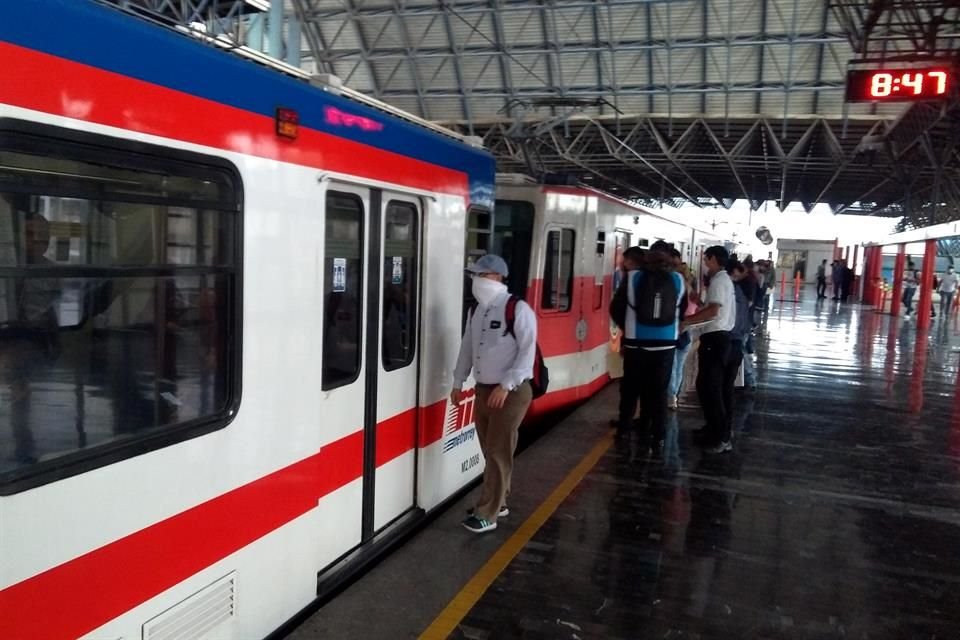  Los andenes y vagones del Metro ayer lucieron con menos aglomeraciones de pasajeros.