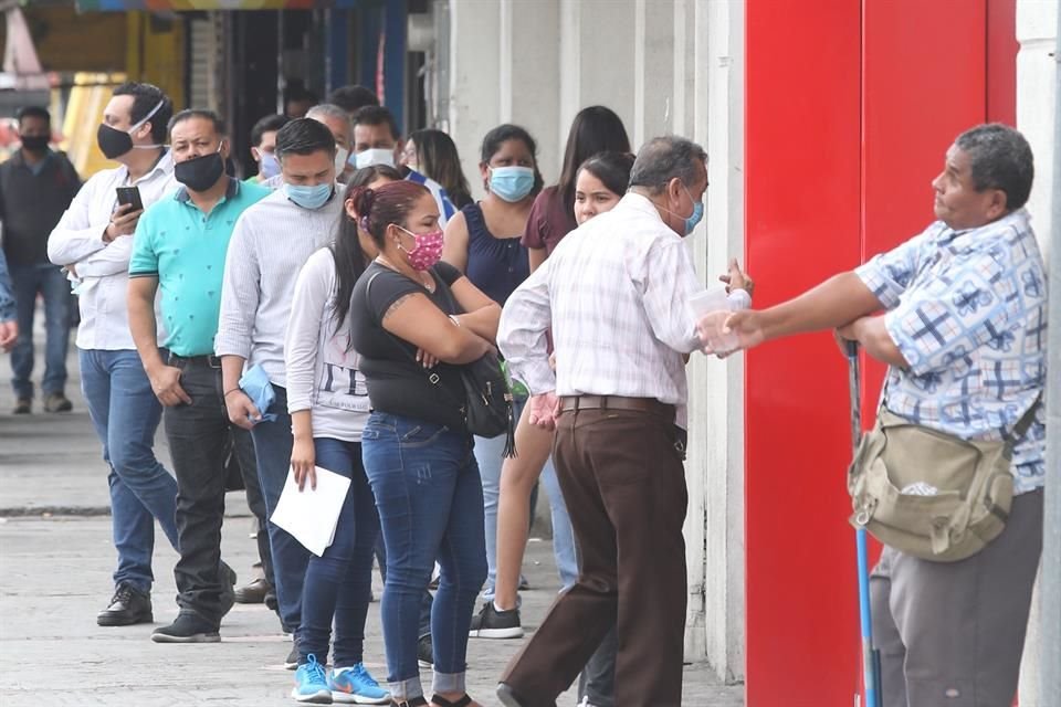 Hubo largas filas en las sucursales de Banorte ubicadas en la Avenida Juárez y Modesto Arreola.